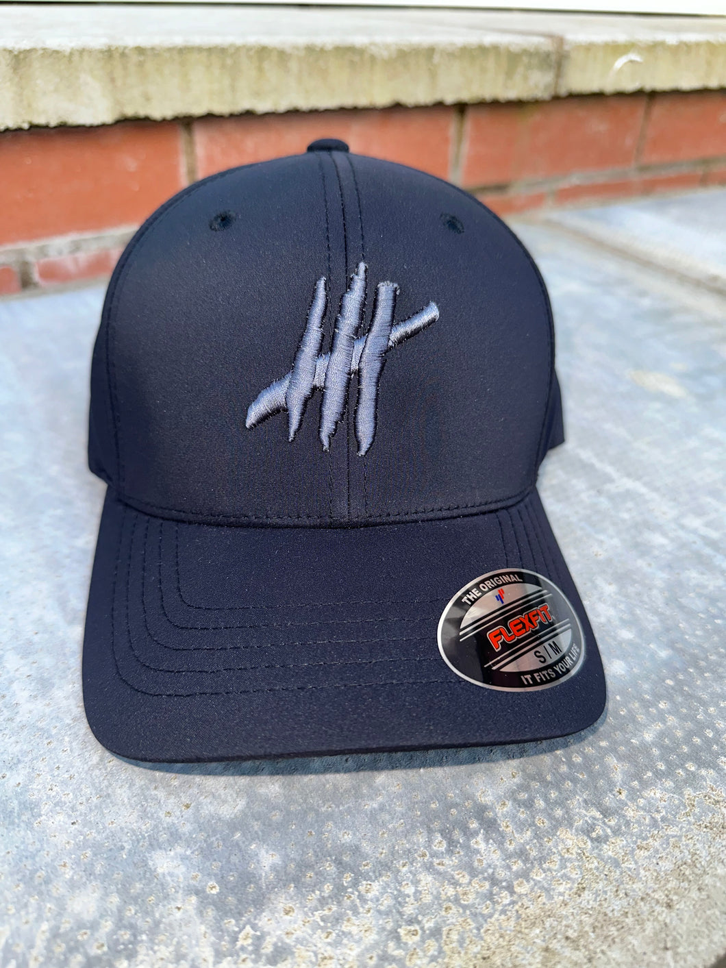 Black flexfit sports cap with grey logo