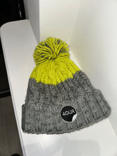 Load image into Gallery viewer, Unisex wooly bobble hat
