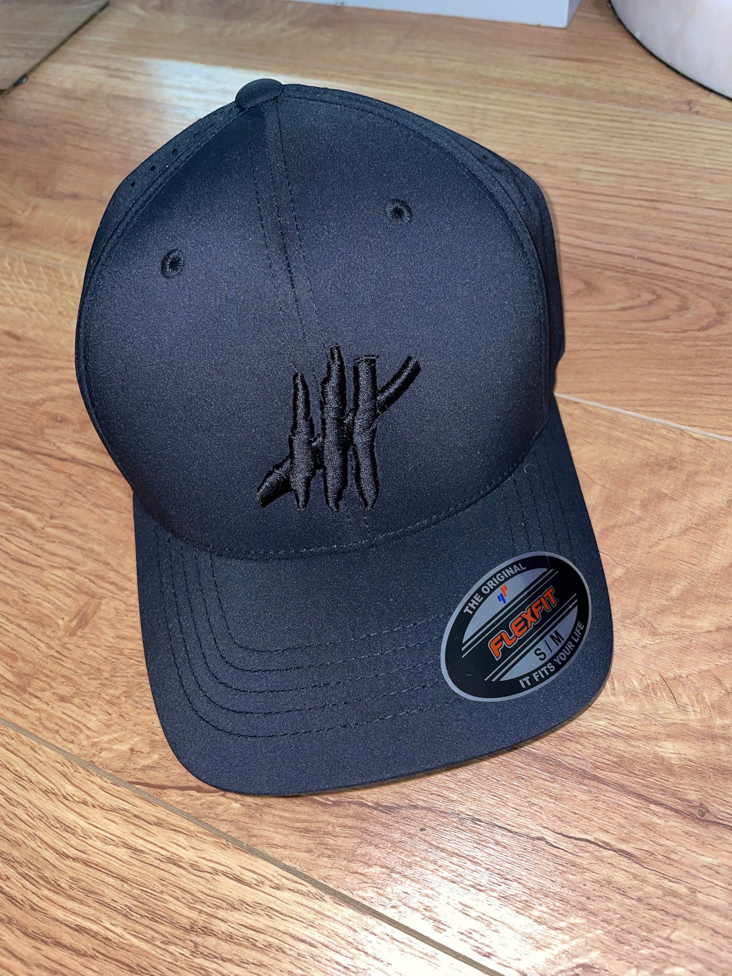 Black flexfit sports cap with black logo